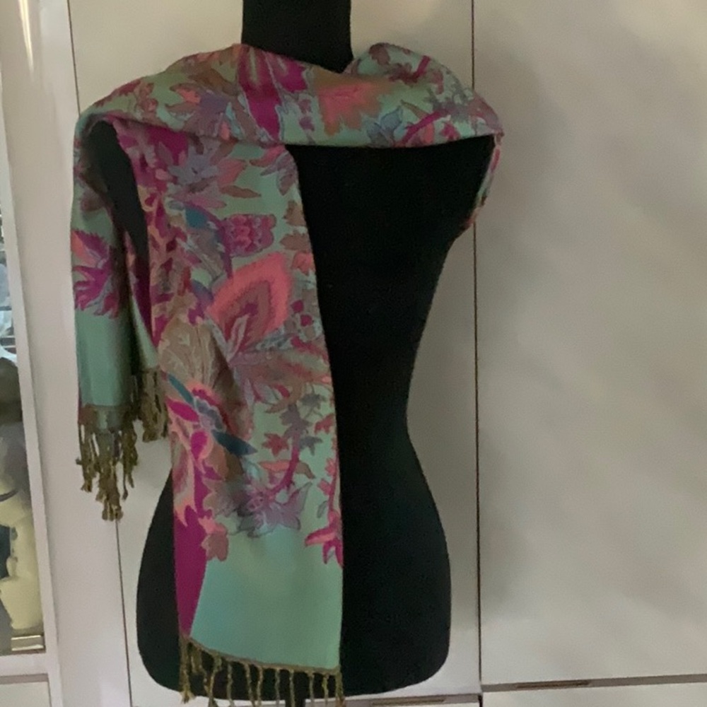 Elegant Floral Scarf from Italy – 100% Viscose, 76” x 28” + Fringe” - Picture 4 of 9